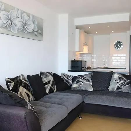 شقة 2 Bedrooms Apartment With Sea View *